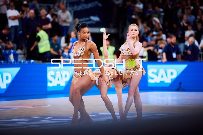 Cheerleader tanzen auf dem Court