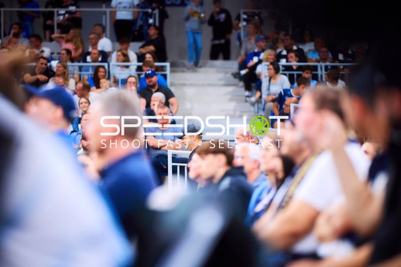 Zuschauer im SNP Dome