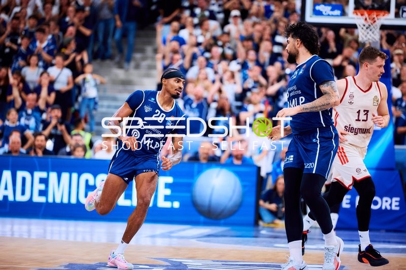 Michael Weathers (20, MLP Academics Heidelberg) passt zu Marcel Keßen (15, MLP Academics Heidelberg)