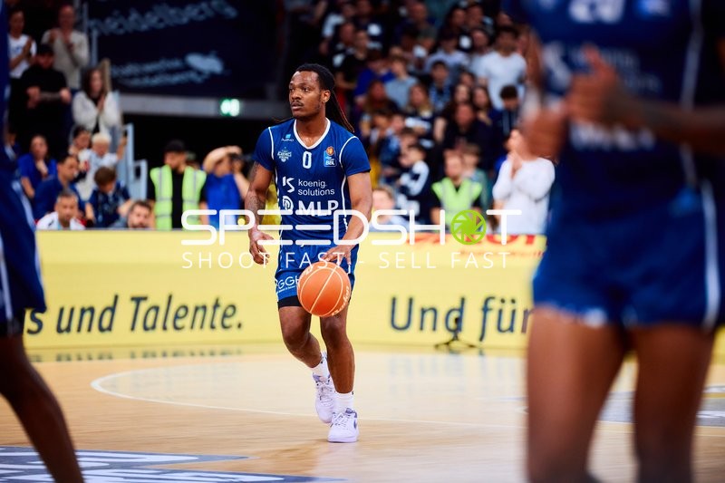 DJ Horne (0; MLP Academics Heidelberg) dribbelt den Ball