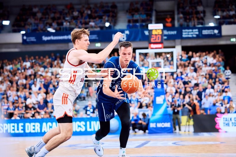 Spieler kämpfen um Ball