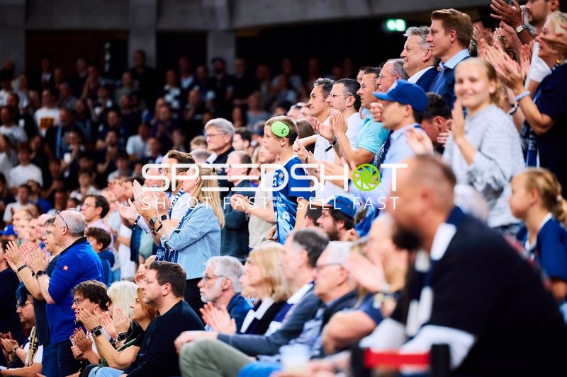 Zuschauer applaudieren im SNP Dome
