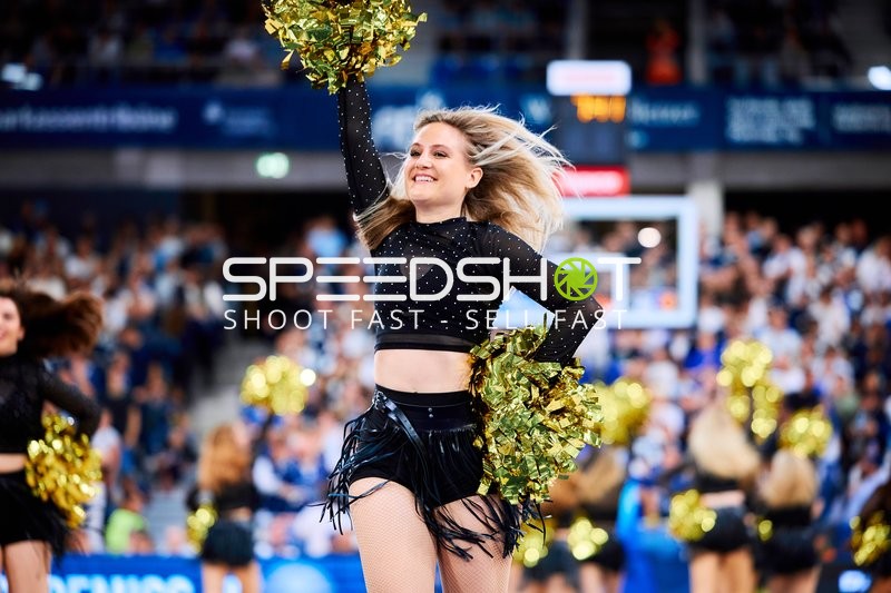 Cheerleader tanzen im SNP Dome