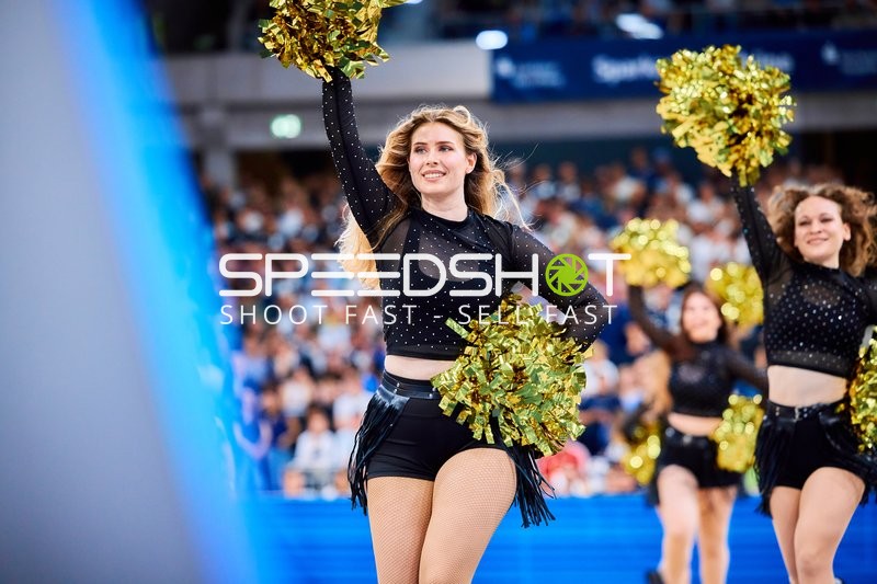 Cheerleader tanzen im SNP Dome
