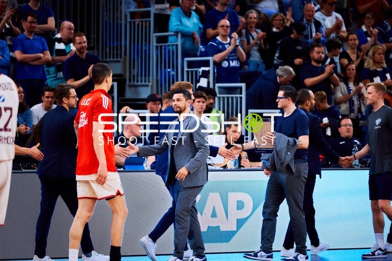 Trainer begrüßen sich an Seitenlinie