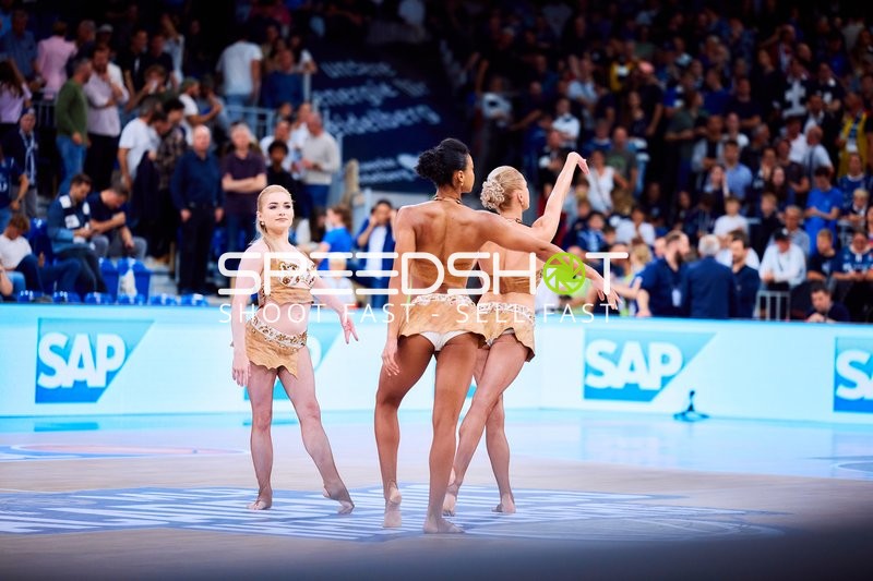 Cheerleader tanzen auf Court