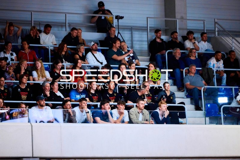 Zuschauer und Spieler auf Tribüne