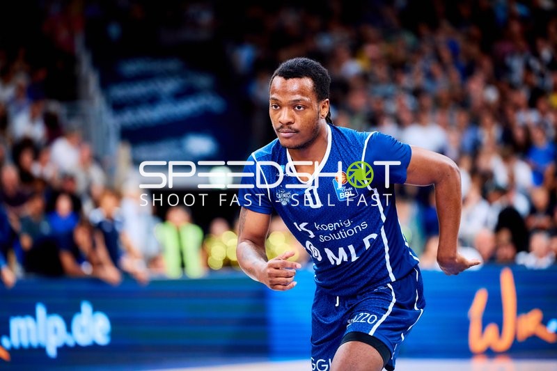 DJ Horne (0; MLP Academics Heidelberg) dribbelt auf dem Court