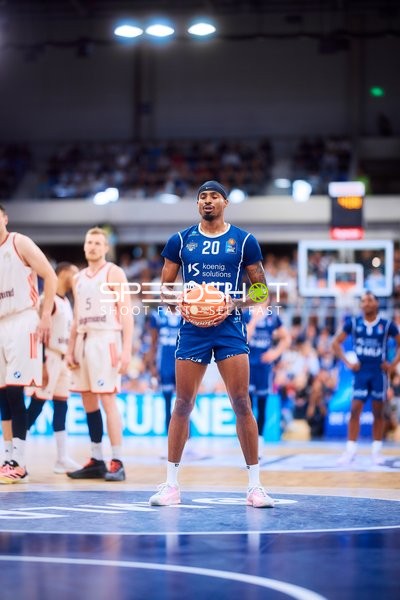 Spieler Michael Weathers (20; MLP Academics Heidelberg) mit Ball