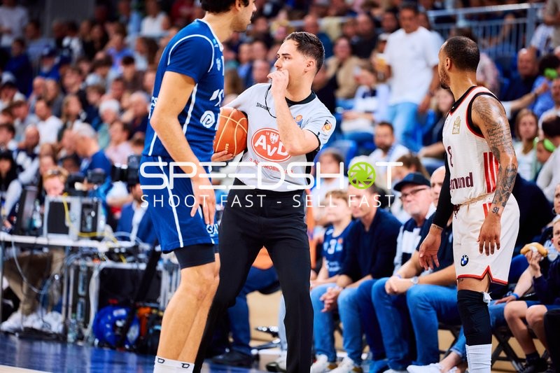 Schiedsrichter pfeift Spiel