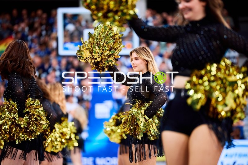 Cheerleader tanzen mit Pompons