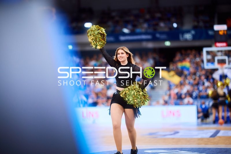 Cheerleader auf dem Court