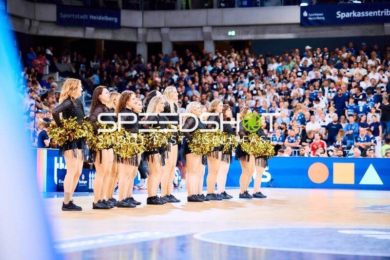 Cheerleader auf dem Court