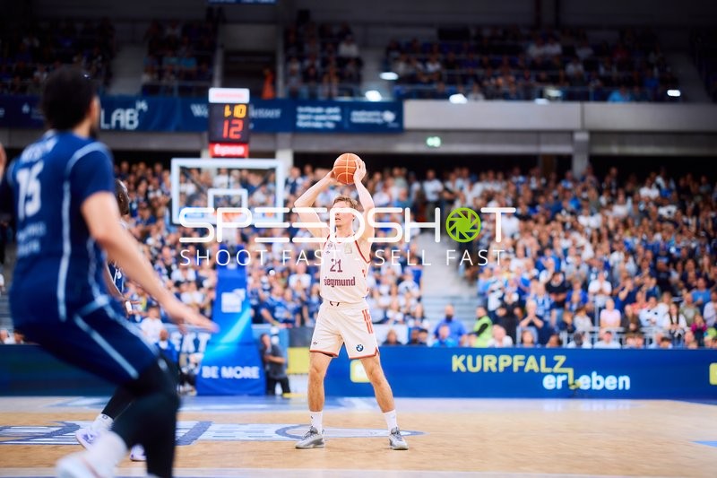Spieler mit Ball auf dem Court