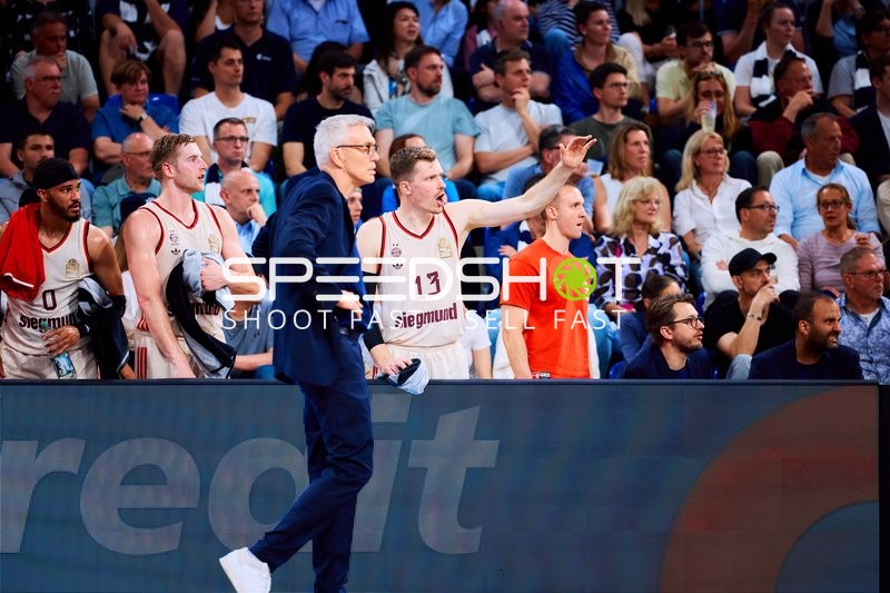 Trainer gibt Anweisungen