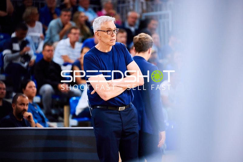 Coach Gordon Herbert (cheftrainer; FC Bayern Basketball) an der Seitenlinie