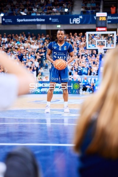 Guard DJ Horne (0; MLP Academics Heidelberg) an Freiwurflinie