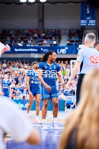 MLP Academics Spieler auf Court