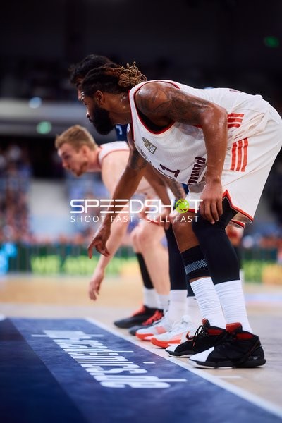 Vladimir Lucic (11, FC Bayern Basketball) in Startposition