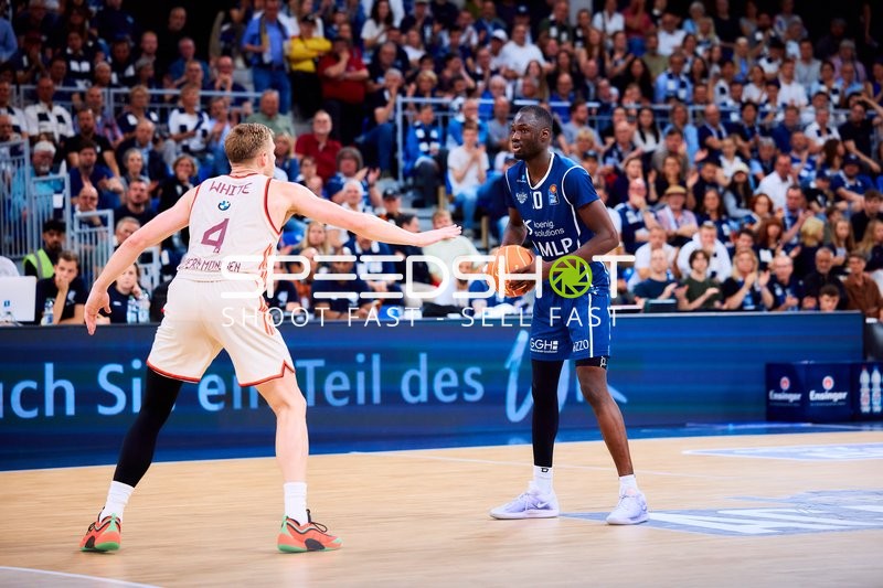 MLP Academics Bakary Dibba (10; MLP Academics Heidelberg) dribbelt