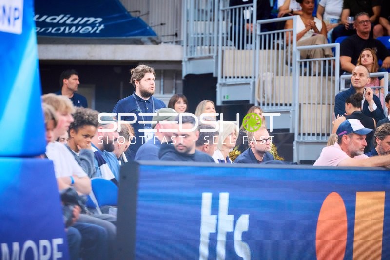 Offizielle am Spielfeldrand