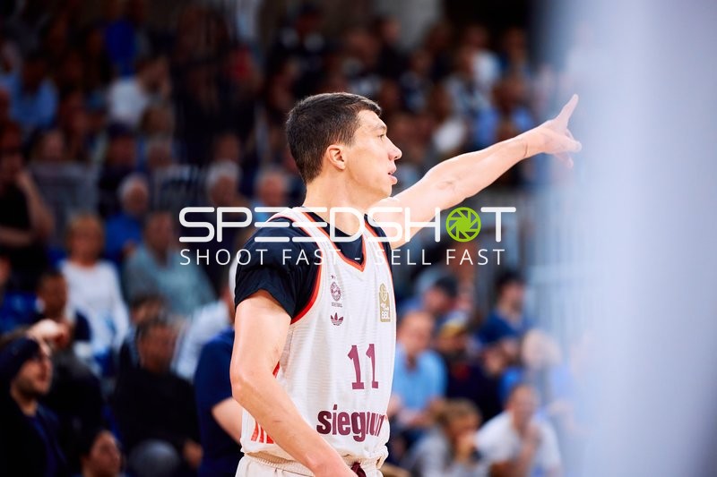 Forward Vladimir Lucic (11; FC Bayern Basketball) in Aktion