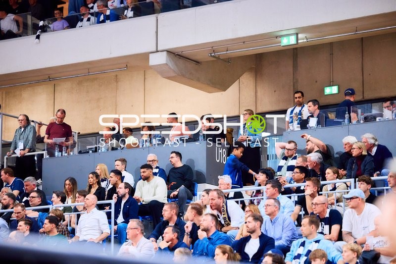 Zuschauer und Offizielle im SNP Dome