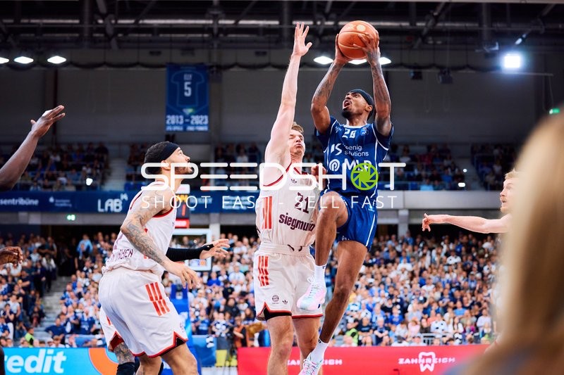 Michael Weathers (20, MLP Academics Heidelberg) zieht zum Korb