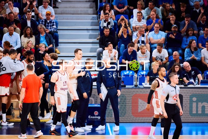 Spieler und Trainer an Seitenlinie