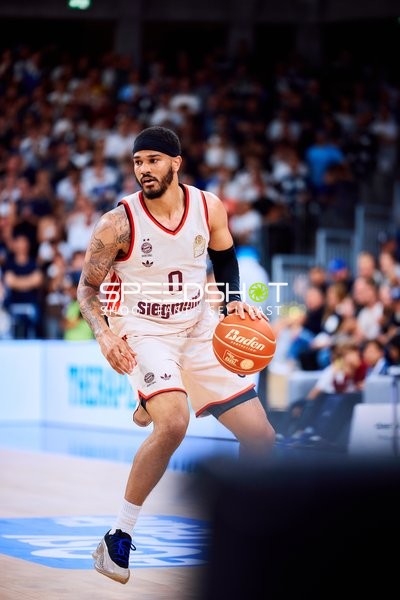 Nick Weiler-Babb (0; FC Bayern Basketball) dribbelt
