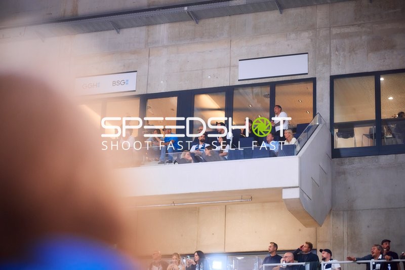 Zuschauer im SNP Dome