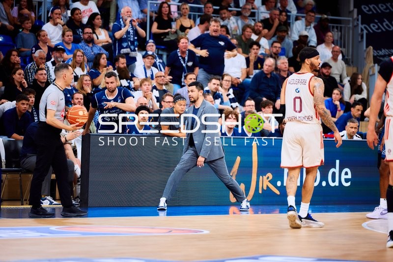 Schiedsrichter mit Ball, Nick Weiler-Babb (0, FC Bayern Basketball) stehend