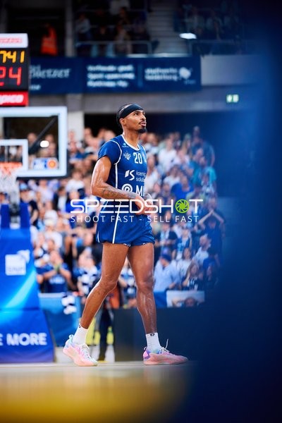 Michael Weathers (20; MLP Academics Heidelberg) in Position