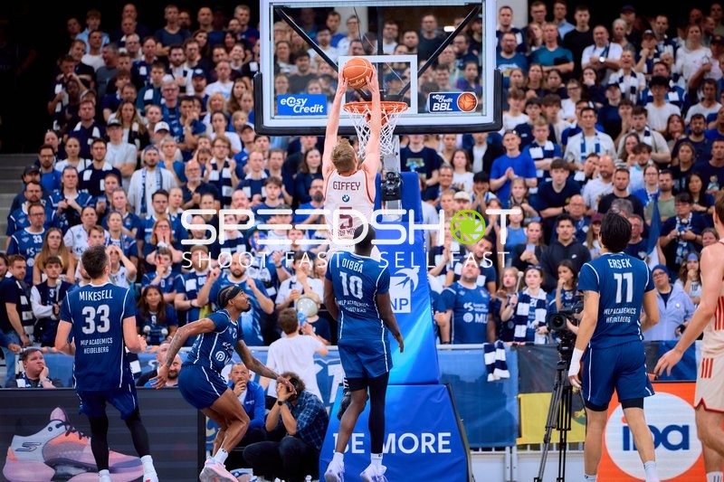 Kampf um den Ball unter Korb