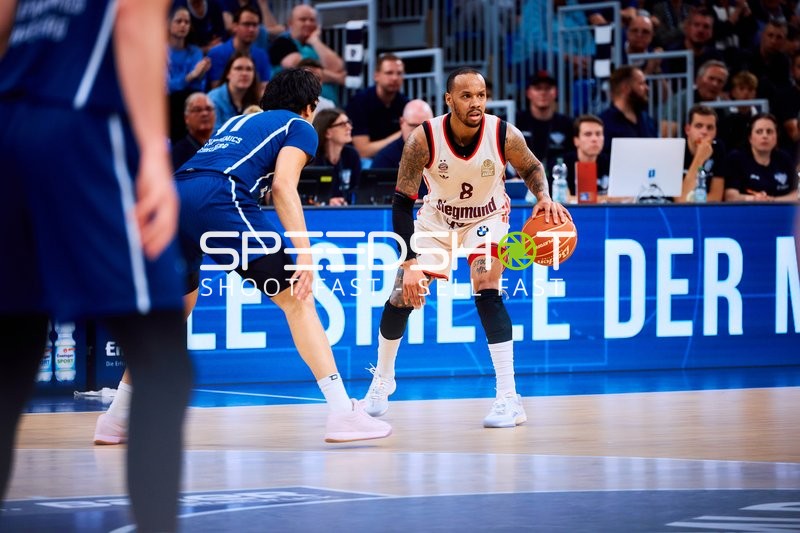 Spieler dribbelt den Ball