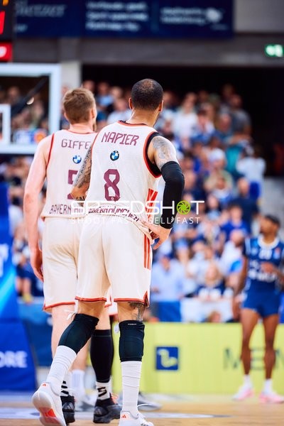 Spieler von Shabazz Napier (8; FC Bayern Basketball) und Niels Giffey (5; FC Bayern Basketball) auf Court