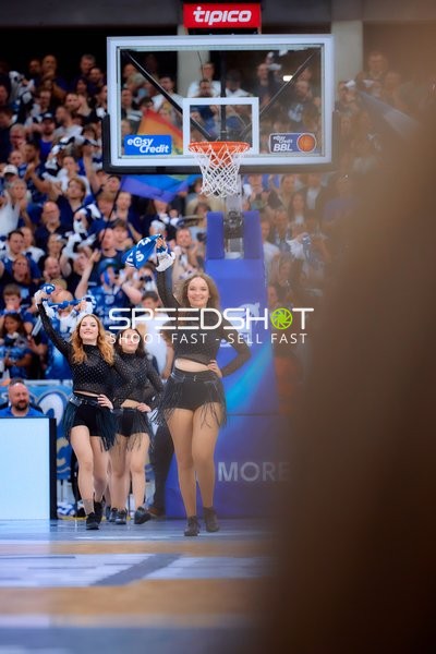 Cheerleader tanzen auf dem Court