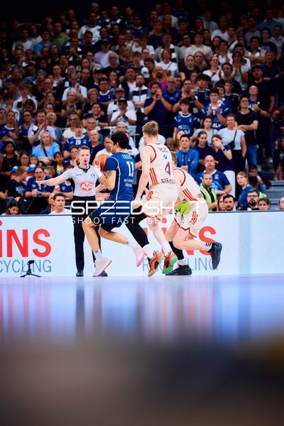 Erol Ersek (11, MLP Academics Heidelberg) mit Ball, 4, FC Bayern Basketball und Ivan Kharchenkov (10, FC Bayern Basketball) verteidigen