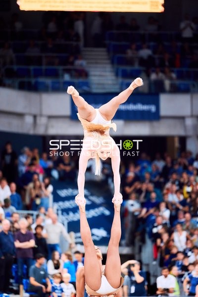 Akrobatische Hebefigur in der Arena