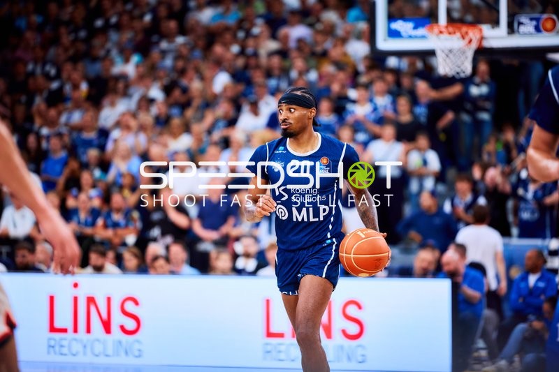 Spieler Michael Weathers (20; MLP Academics Heidelberg) dribbelt Ball