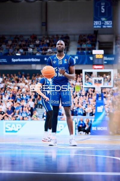 Bakary Dibba (10; MLP Academics Heidelberg) in Position