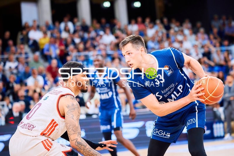 Ryan Mikesell (33; MLP Academics Heidelberg) dribbelt, Nick Weiler-Babb (0; FC Bayern Basketball) verteidigt