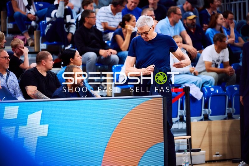 Assistenztrainer an der Seitenlinie