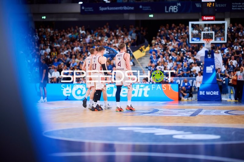 Spieler in Position auf Court