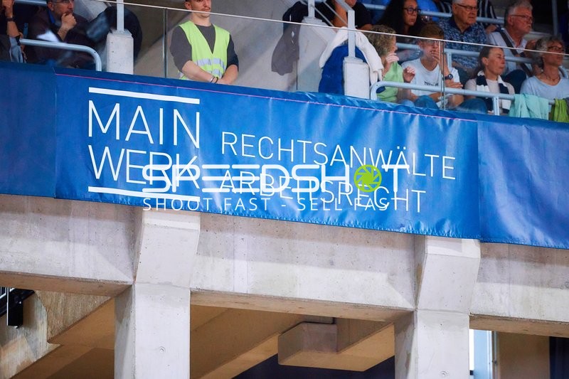 Werbebanner in der Arena