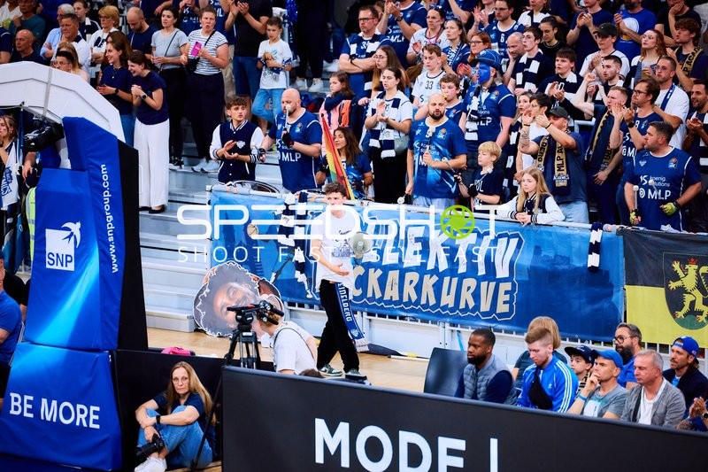 Person an der Seitenlinie