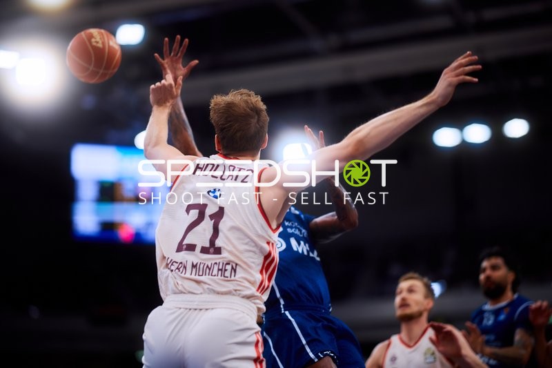 Spieler kämpfen um Ball