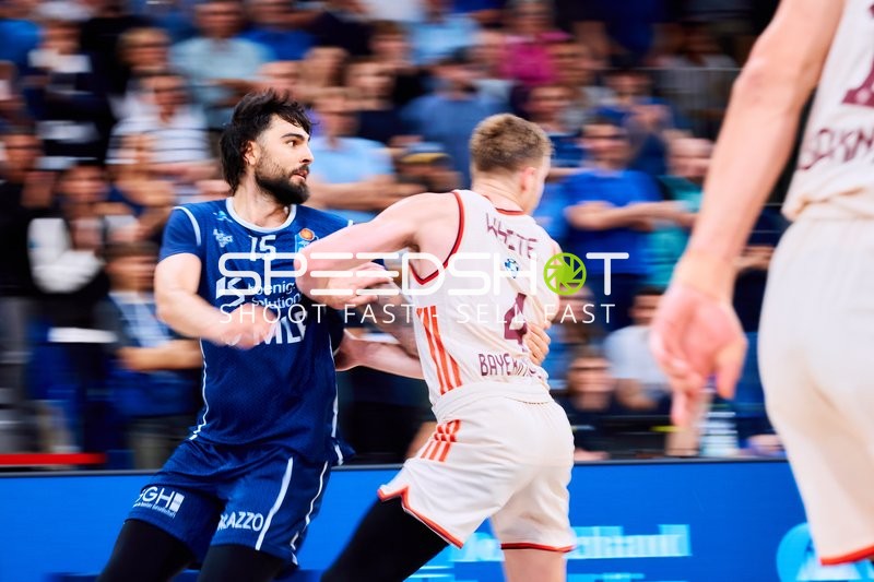 Center Marcel Keßen (15; MLP Academics Heidelberg) verteidigt