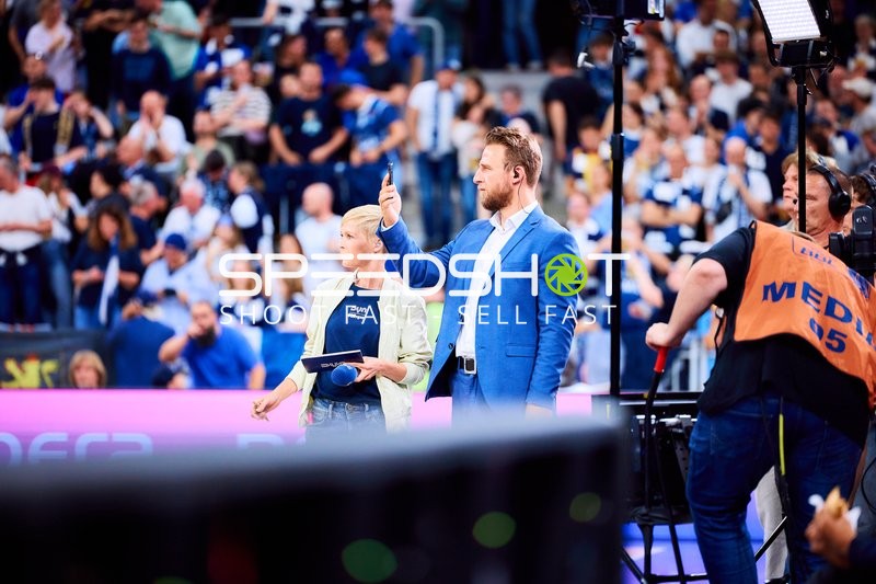 Moderatoren bei Berichterstattung