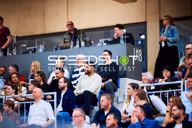 Zuschauer und Offizielle im SNP Dome